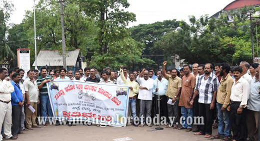  Auto drivers stage protest demanding revision in fares 